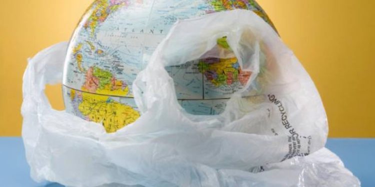 Sancțiunile au intrat în vigoare: Ce amenzi riscă cei care utilizează și comercializează pungile și vesela din plastic