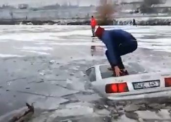 „Paţanu ştie ce face”. De Bobotează, un moldovean a decis să se “scalde” cu tot cu maşină