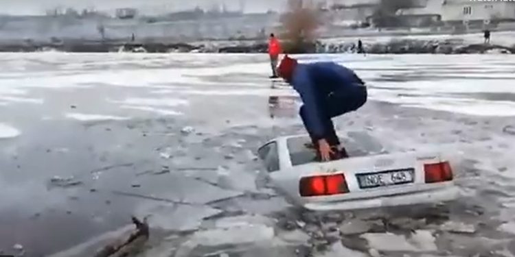 „Paţanu ştie ce face”. De Bobotează, un moldovean a decis să se “scalde” cu tot cu maşină