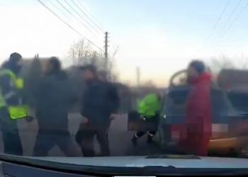 Cinci persoane s-au bătut cu polițiștii, i-au agresat verbal și au încercat să pătrundă forțat în automobilul acestora