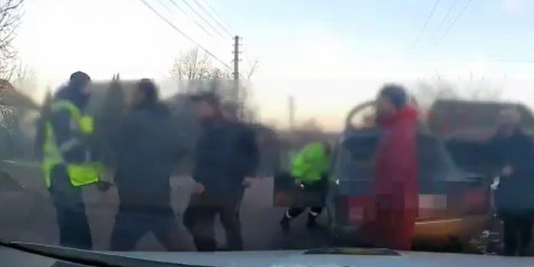 Cinci persoane s-au bătut cu polițiștii, i-au agresat verbal și au încercat să pătrundă forțat în automobilul acestora