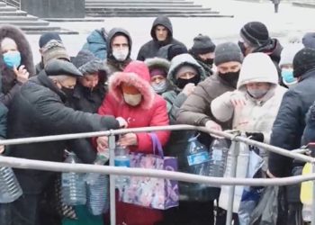 Îmbulzeală de ajunul Bobotezei în bisericile din țară: Enoriașii s-au rugat și au stat în rând după apa sfințită | VIDEO