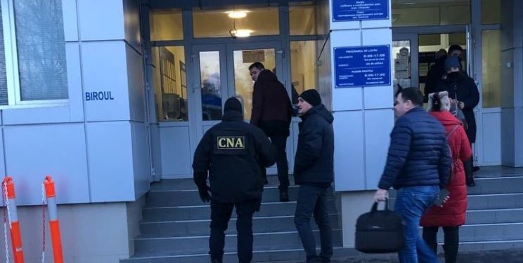 CNA l-ar fi reținut pe nepotul unui șef de la Ministerul Finanțelor