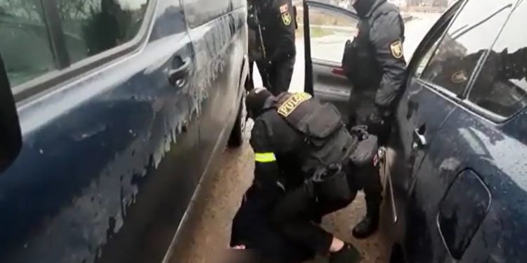 Poliţia a descoperit omorul bărbatului găsit înjunghiat în stradă. Momentul când suspecții sunt încătușați | VIDEO