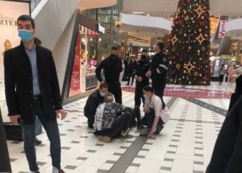 Un tânăr a căzut în gol într-un mall din Chișinău