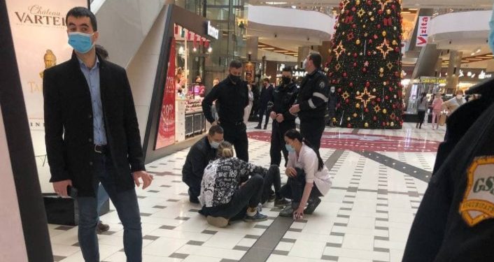 Un tânăr a căzut în gol într-un mall din Chișinău
