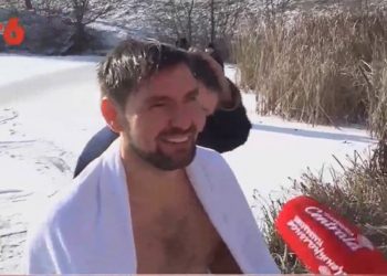 Tradiția de Bobotează, nemuritoare: Moldovenii s-au scăldat în apa rece sfințită și au venit după agheasmă | VIDEO