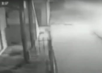 A vrut să ocolească o groapă, dar a nimerit în peretele unei case din Durlești. Momentul impactului, filmat | VIDEO