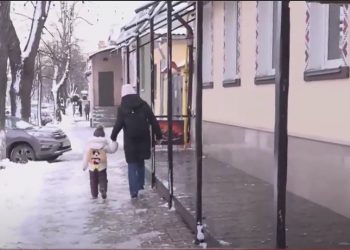 Locuitorii Capitalei fac cu greu față ghețușului: Se țin de pereții clădirilor, iar zeci de persoane au ajuns la spital cu fracturi | VIDEO