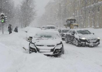 Zăpadă neașteptată în mijlocul iernii! Zeci de drumuri locale și trasee naționale rămân, în continuare, blocate | VIDEO