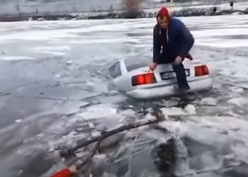 Șoferul care a ajuns cu mașina sub apele înghețate și-a recuperat automobilul: exteriorul mașinii nu a avut de suferit | VIDEO