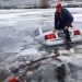 Șoferul care a ajuns cu mașina sub apele înghețate și-a recuperat automobilul: exteriorul mașinii nu a avut de suferit | VIDEO