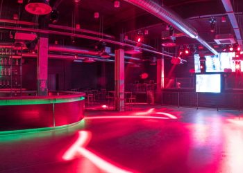 Nu dau doi bani pe decizia CNSP. Polițiștii au găsit zeci de oameni la miezul nopții într-un restaurant din inima Capitalei