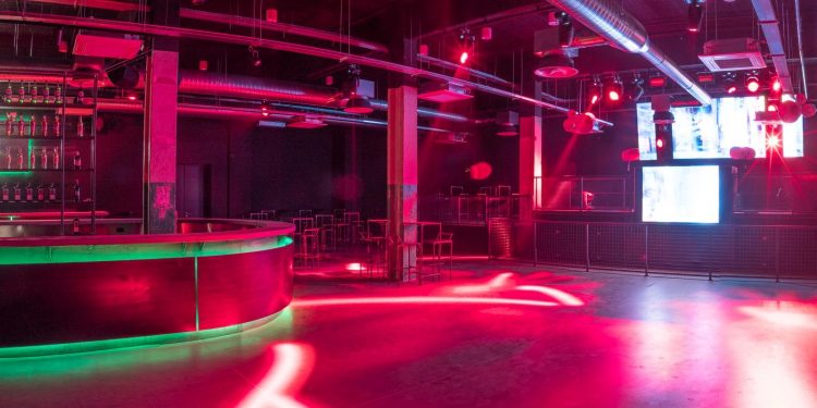 Nu dau doi bani pe decizia CNSP. Polițiștii au găsit zeci de oameni la miezul nopții într-un restaurant din inima Capitalei