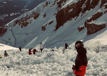 На горнолыжном курорте в Швейцарии лавина накрыла 10 человек