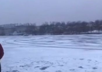 Șoferul care s-a aventurat, de Bobotează, pe lacul înghețat, și-a recuperat mașina