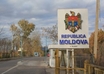 Поток автомобилей и людей на КПП снизился на 80%