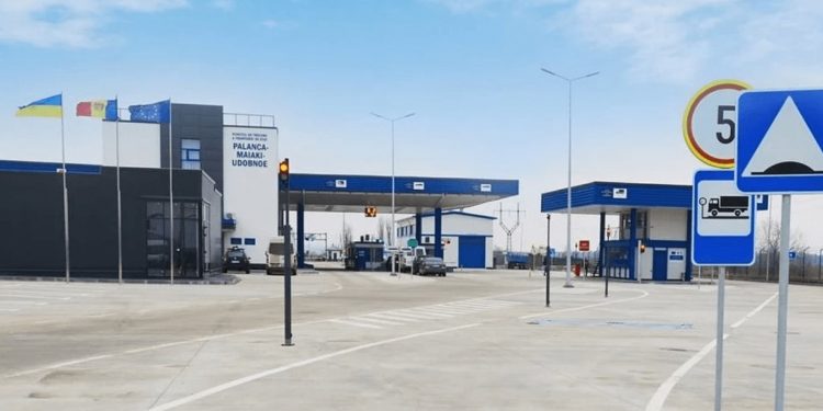 Поток автомобилей и людей на КПП снизился на 80%