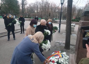 Flori și recital de poezie pentru „Luceafăr”. Cum l-au omagiat politicienii și oamenii de cultură pe marele poet Mihai Eminescu | VIDEO