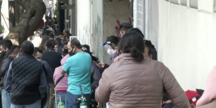 În Mexic, oamenii recurg la soluții dramatice pentru a-și salva rudele bolnave de COVID-19