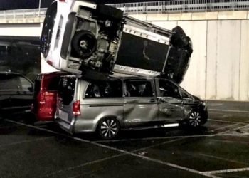 Răzbunarea unui angajat concediat de la o fabrică Mercedes: S-a urcat într-un excavator și a făcut praf 69 de mașini de lux