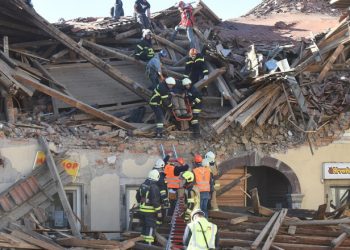 Mii de oameni dorm în mașini sau în containere după ce casele le-au fost distruse de cutremurele care au lovit Croația