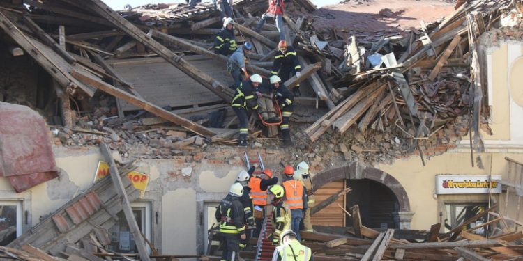 Mii de oameni dorm în mașini sau în containere după ce casele le-au fost distruse de cutremurele care au lovit Croația