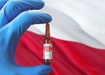 Revoltă în Polonia, unde mai multe vedete au fost vaccinate anti-COVID înaintea medicilor. A fost începută o anchetă