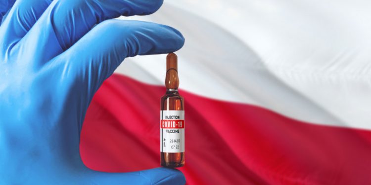 Revoltă în Polonia, unde mai multe vedete au fost vaccinate anti-COVID înaintea medicilor. A fost începută o anchetă