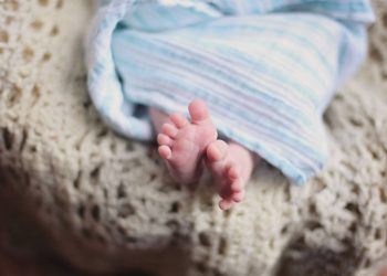 Starea nou-născutului, găsit în scara unui bloc de locuit din capitală, este satisfăcătoare: oamenii legii sunt în căutarea mamei | VIDEO