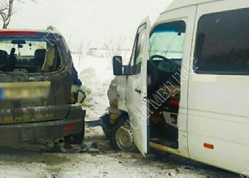 Un automobil a intrat într-un microbuz de rută plin cu pasageri | FOTO