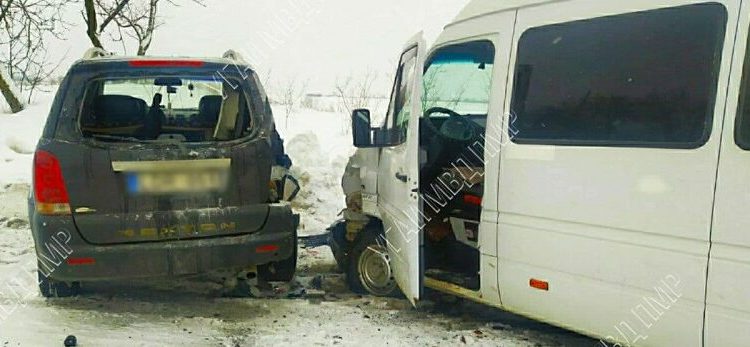 Un automobil a intrat într-un microbuz de rută plin cu pasageri | FOTO