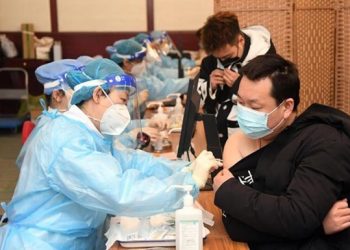 В Китае арестовали 80 человек за распространение поддельной COVID-вакцины