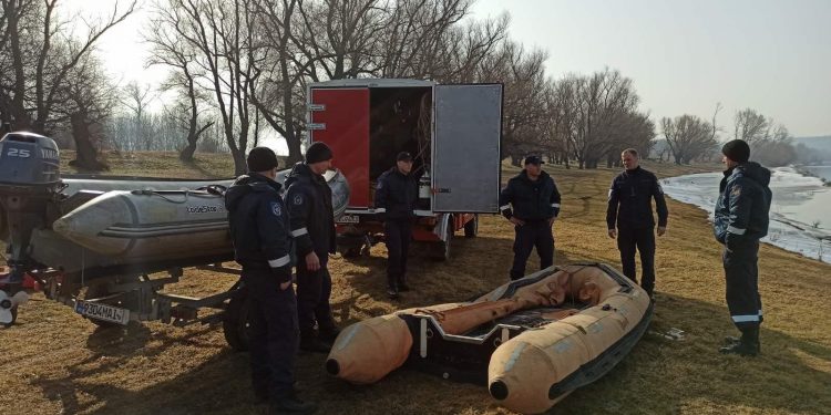 Водолазы и спасатели возобновили поиски утонувшей в Днестре 12-летней девочки