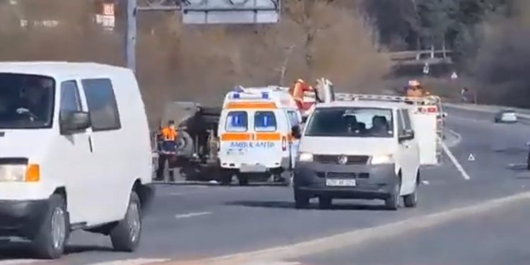 Вблизи Оргеева перевернулся грузовик