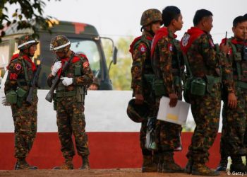 В Мьянме неизвестные задержали президента и главу правительства