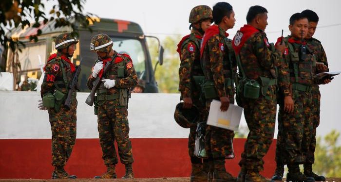 В Мьянме неизвестные задержали президента и главу правительства