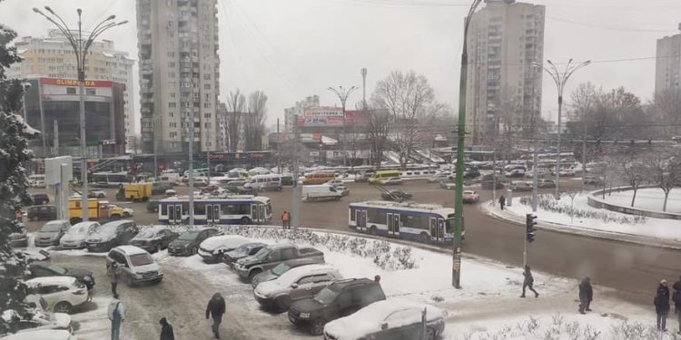 В Кишиневе из-за погодных условий затруднено движение троллейбусов