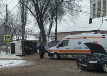 Грузовой бус перевернулся в центре столицы. Есть раненые