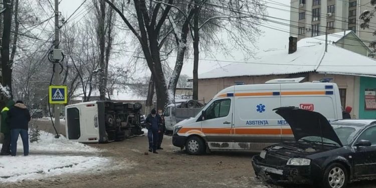 Грузовой бус перевернулся в центре столицы. Есть раненые