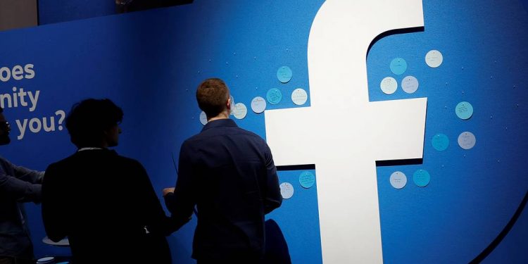 Facebook намерена удалять информацию о вакцинации от коронавируса, которую сочтет ложной
