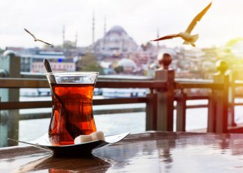 В Турции мужчина купил слюну больного COVID-19 и подливал ее начальнику в чай