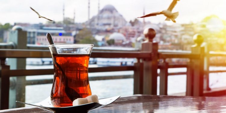 В Турции мужчина купил слюну больного COVID-19 и подливал ее начальнику в чай