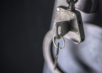 Члены преступной группировки выдавали себя за адвокатов и обещали помочь выйти из тюрьмы