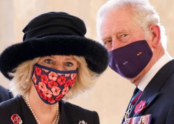 Принц Чарльз c супругой Камиллой привились от COVID