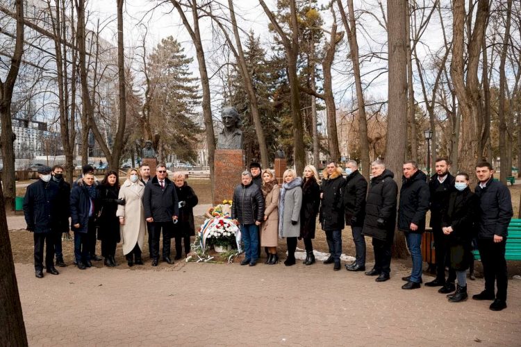 Deputații PP „ȘOR” și cei ai Platformei „Pentru Moldova” au depus flori la bustul poetului-nepereche Grigore Vieru din Chișinău | FOTO