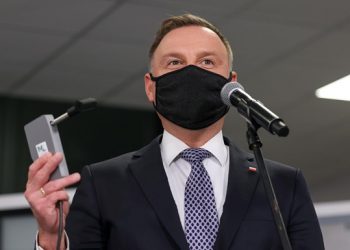 В Польше изобрели прибор, мгновенно выявляющий COVID в дыхании человека