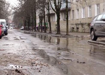 No comment | Când zăpada se topește, în Chișinău răsar gropile