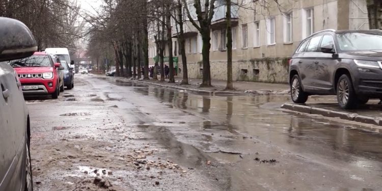 No comment | Când zăpada se topește, în Chișinău răsar gropile