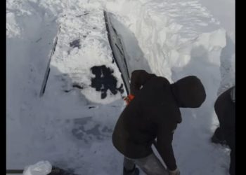 Машины туристов в горах Румынии оказались под 2-метровым слоем снега